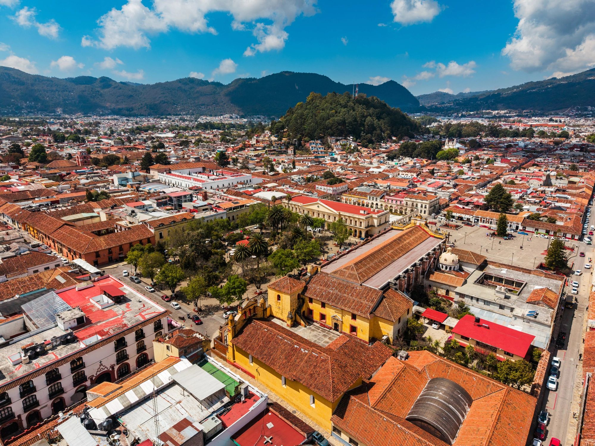 Vista aérea de una comunidad mexicana rodeada de montañas